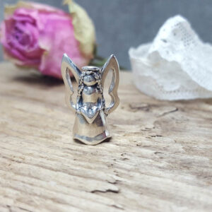 Ängel - silverfigurin - handgjort silversmycke från Brokig silversmycken