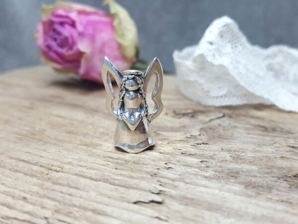 Ängel - silverfigurin - handgjort silversmycke från Brokig silversmycken