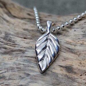 Ett silverlöv på silverkedja på kullänk. Silverhalsband - silversmycke i äkta silver - handgjorda silversmycken från Brokig silversmycken