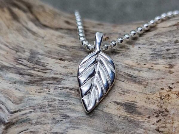 Ett silverlöv på silverkedja på kullänk. Silverhalsband - silversmycke i äkta silver - handgjorda silversmycken från Brokig silversmycken