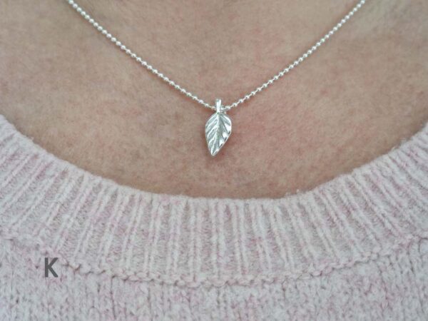 Ett silverlöv på silverkedja på kullänk - runt hals. Silverhalsband - silversmycke i äkta silver - handgjorda silversmycken från Brokig silversmycken