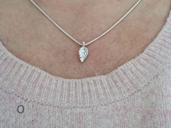 Ett silverlöv på silverkedja på ormlänk - runt hals. Silverhalsband - silversmycke i äkta silver - handgjorda silversmycken från Brokig silversmycken