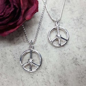 Peacetecken - Fredstecken - Peace hänge i silver på silverkedja. Silverhalsband - silversmycke i äkta silver - handgjorda silversmycken från Brokig silversmycken