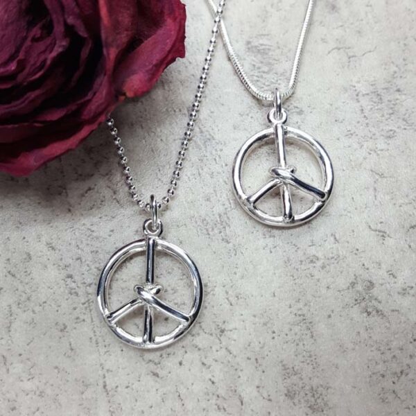 Peacetecken - Fredstecken - Peace hänge i silver på silverkedja. Silverhalsband - silversmycke i äkta silver - handgjorda silversmycken från Brokig silversmycken