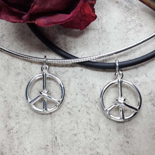 Fredstecken - Peacetecken - Peace hänge i silver på rem. Silverhalsband - silversmycke i äkta silver - handgjorda silversmycken från Brokig silversmycken