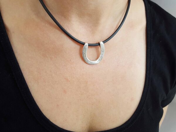 Hästsko som halsband i silver på hals - silversmycke i äkta silver - handgjorda silversmycken från Brokig silversmycken