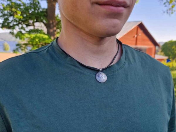 Hälsinglands landskapssigill - silversmycke i äkta silver - på en kille eller man - handgjorda silversmycken från Brokig silversmycken