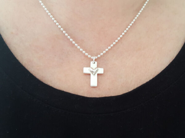 Hjärtkors-silverhalsband-grov-kulkedja-handgjort silversmycke från Brokig silversmycken