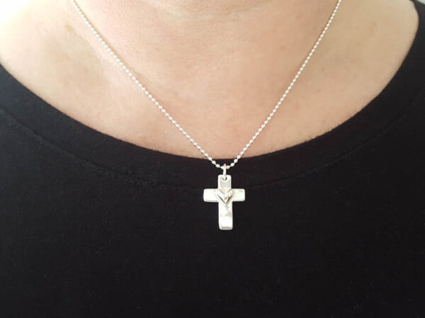 Hjärtkors-silverhalsband-kulkedja-handgjort silversmycke från Brokig silversmycken