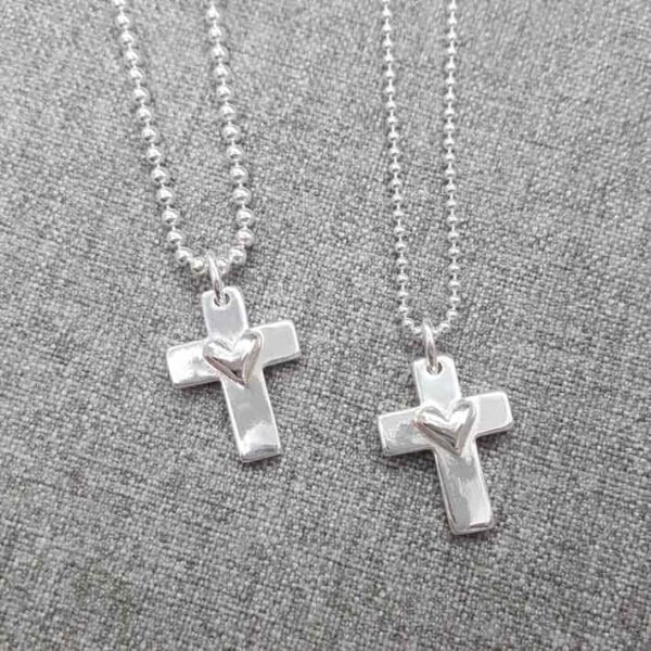Hjärtkors-silverhalsband-kulkedja-grov-handgjort silversmycke från Brokig silversmycken