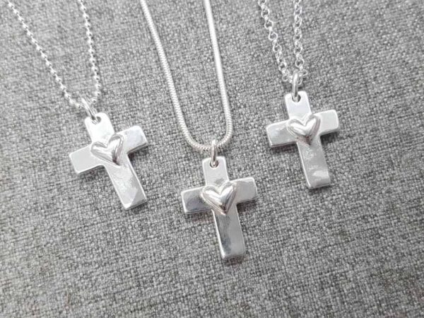 Hjärtkors-silverhalsband-olika-kedjor-handgjort silversmycke från Brokig silversmycken