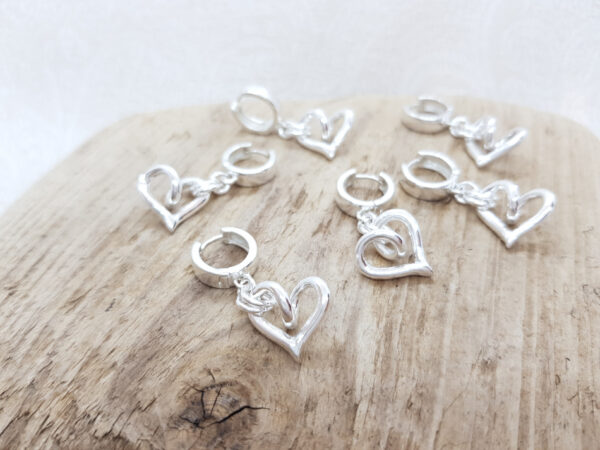 Hängande silverhjärtan - silverörhängen - silversmycke i äkta silver - handgjorda silversmycken från Brokig silversmycken