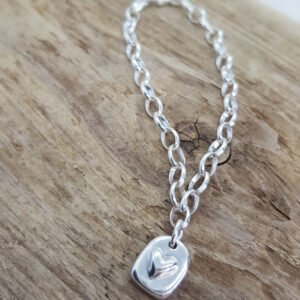 Handgjord tag med hjärta på silverarmband - silversmycke i äkta silver - handgjorda silversmycken från Brokig silversmycken