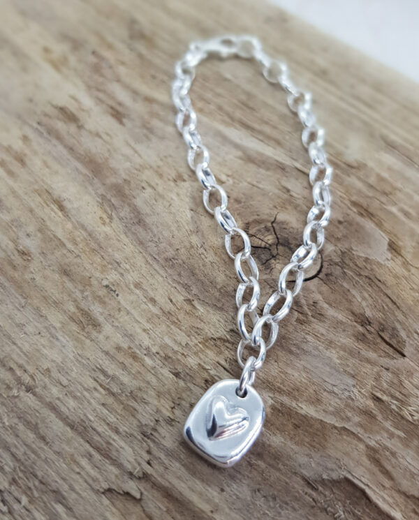 Handgjord tag med hjärta på silverarmband - silversmycke i äkta silver - handgjorda silversmycken från Brokig silversmycken