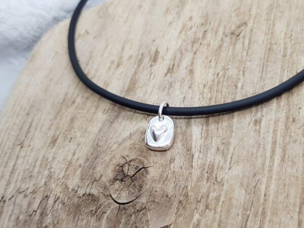 Silvertag med hjärta - gummirem - silversmycke i äkta silver - handgjorda silversmycken från Brokig silversmycken