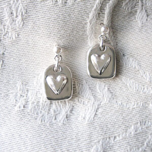 Silvertag med hjärta-hängande silverörhängen - silversmycke - äkta silver - handgjorda silversmycken från Brokig silversmycken