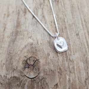 Silvertag med hjärta - silverkedja - silversmycke i äkta silver - handgjorda silversmycken från Brokig silversmycken