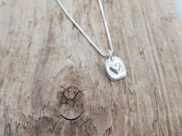 Silvertag med hjärta - silverkedja - silversmycke i äkta silver - handgjorda silversmycken från Brokig silversmycken