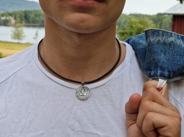 Jämtlands landskapssigill - silversmycke i äkta silver - på en kille eller man - handgjorda silversmycken från Brokig silversmycken