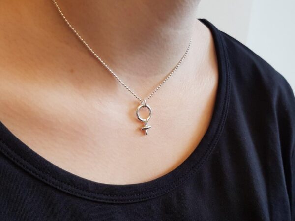 Kvinnosymbol - hals - kulkedja - silversmycke i äkta silver - från Brokig silversmycken