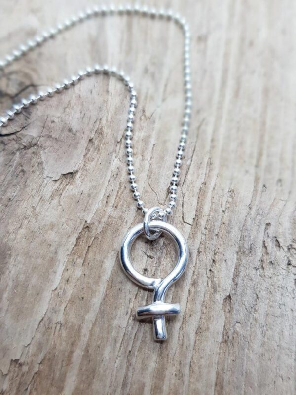 Kvinnosymbol - silverhalsband - silversmycke i äkta silver - från Brokig silversmycken
