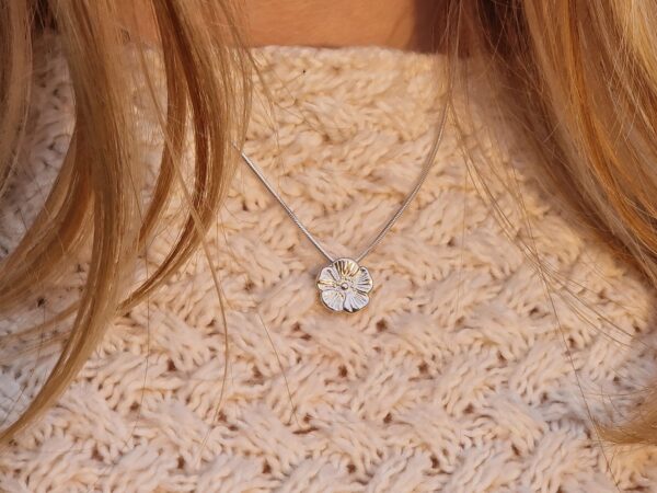 Linblomma - halsband på tröja - blank på ormlänk- i äkta silver - handgjorda silversmycken från Brokig silversmycken