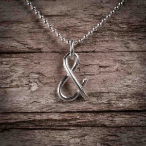 Och-tecken - & i silver på silverkedja. Silverhalsband - silversmycke i äkta silver - handgjorda silversmycken från Brokig silversmycken