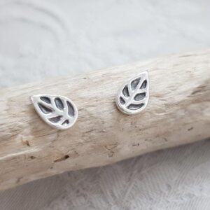 Oxiderat blad silverörhängen - ett silversmycke i äkta silver - handgjorda silversmycken från Brokig silversmycken