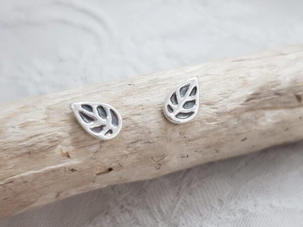 Oxiderat blad silverörhängen - ett silversmycke i äkta silver - handgjorda silversmycken från Brokig silversmycken