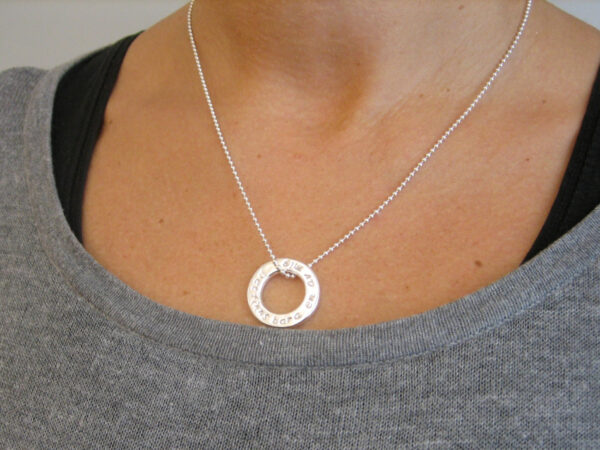 Platt ring som hängsmycke runt hals. - silversmycke i äkta silver - handgjorda silversmycken från Brokig silversmycken