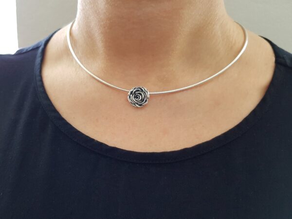 Roshänge på hals - silversmycke i äkta silver - handgjorda silversmycken från Brokig silversmycken