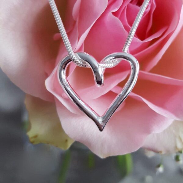 SILVERHJÄRTA-LILLA-19mm - silversmycke i äkta silver med rosa ros - handgjorda silversmycken från Brokig silversmycken