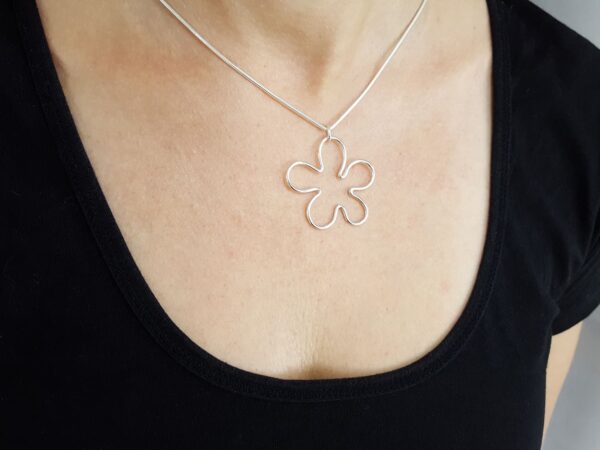 Blomma - silverhalsband - från Brokig silversmycken