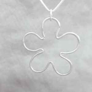 Silverblomma på enkel silverkedja - från Brokig silversmycken