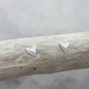 Silverhjärta - enkelt - litet - örknoppar - örhängen silver - handgjorda från Brokig silversmycken