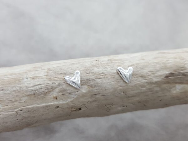 Silverhjärta - enkelt - litet - örknoppar - örhängen silver - handgjorda från Brokig silversmycken