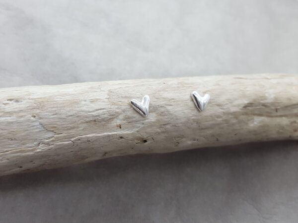 Silverhjärta - enkelt - örknoppar - örhängen silver - handgjorda från Brokig silversmycken