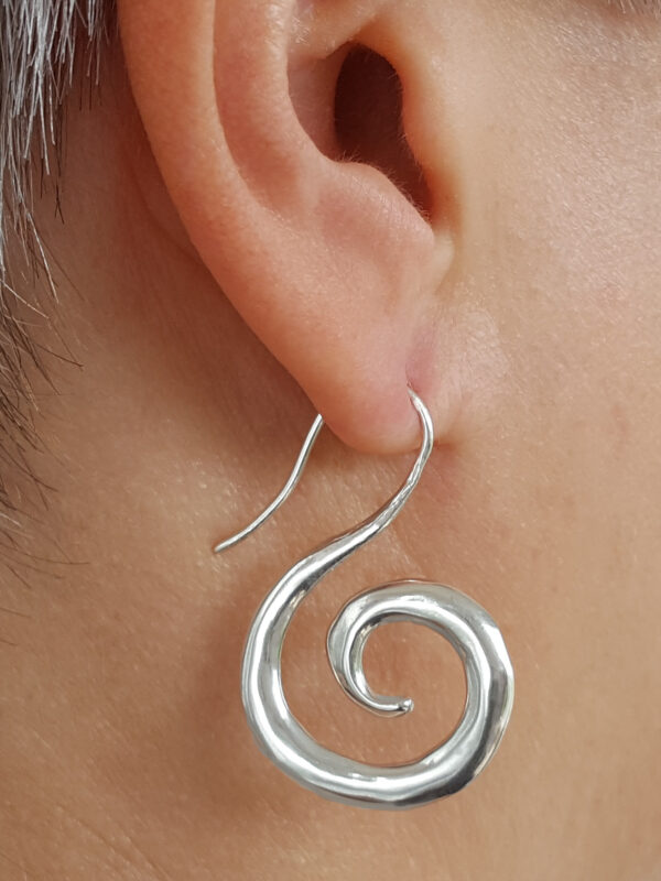 Snirkliga - silverörhängen på modell - från Brokig silversmycken