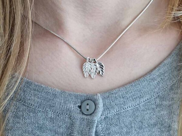 Tre silverlöv på silverkedja på ormlänk - runt hals. Silverhalsband - silversmycke i äkta silver - handgjorda silversmycken från Brokig silversmycken