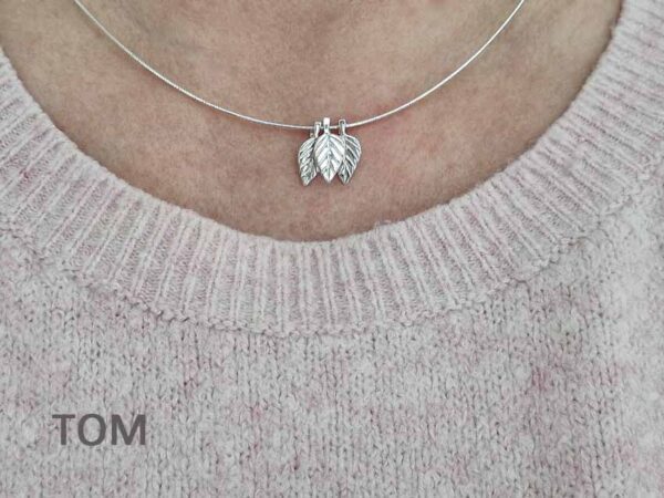 Tre silverlöv på silverkedja på omegalänk - runt hals. Silverhalsband - silversmycke i äkta silver - handgjorda silversmycken från Brokig silversmycken