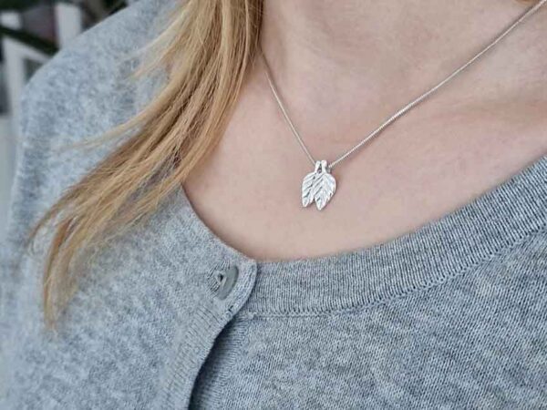 Två silverlöv på silverkedja på ormlänk - runt hals. Silverhalsband - silversmycke i äkta silver - handgjorda silversmycken från Brokig silversmycken
