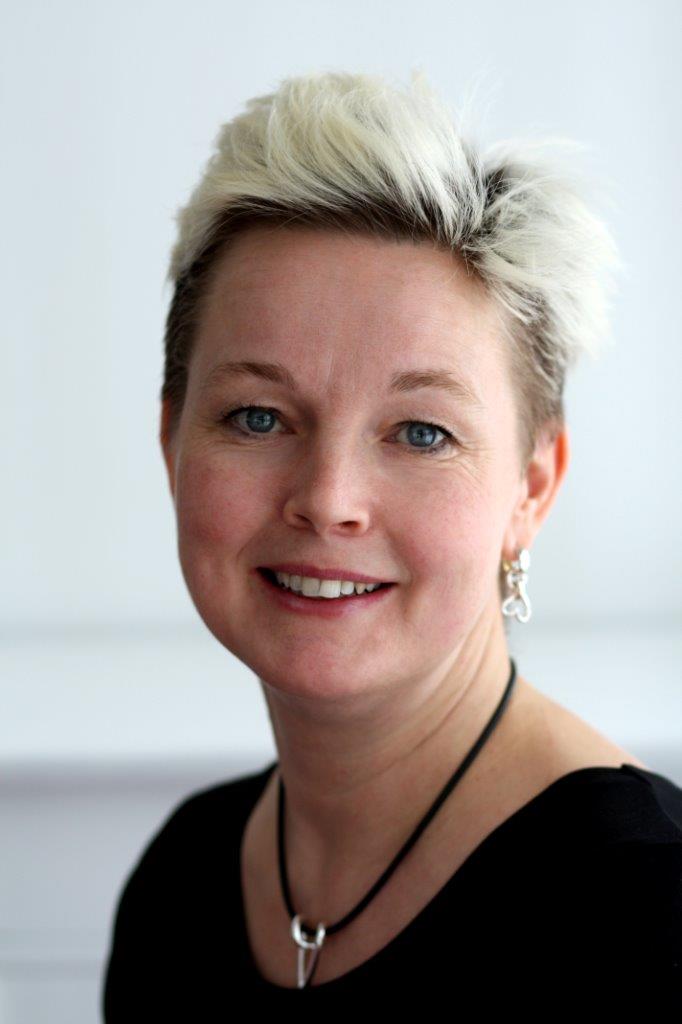 Tove Larsson ägare av Brokig silversmycken Tove Larsson ägare av Brokig silversmycken som designar och hantverksmässigt tillverkar silversmycken.