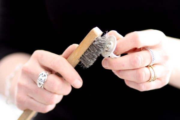 Silversmycket stålborstas för hand på handgjorda silversmycken. Ringen stålborstas - silversmycke i äkta silver - handgjorda silversmycken från Brokig silversmycken