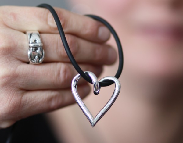 Färdigt silverhjärta med svart rem, handgjorda silversmycken från Brokig silversmycken Färdigt silverhjärta - silversmycke i äkta silver - handgjorda silversmycken från Brokig silversmycken