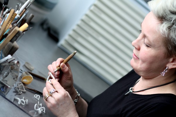 Tillverkning - silversmycke i äkta silver - handgjorda silversmycken från Brokig silversmycken Tillverkning - silversmycke i äkta silver - handgjorda silversmycken från Brokig silversmycken