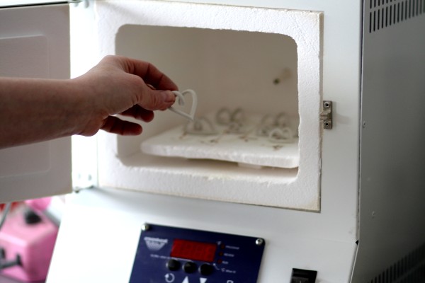 Tove bränner smycket i ugn Tove bränner smycket i ugn - silversmycke i äkta silver - handgjorda silversmycken från Brokig silversmycken